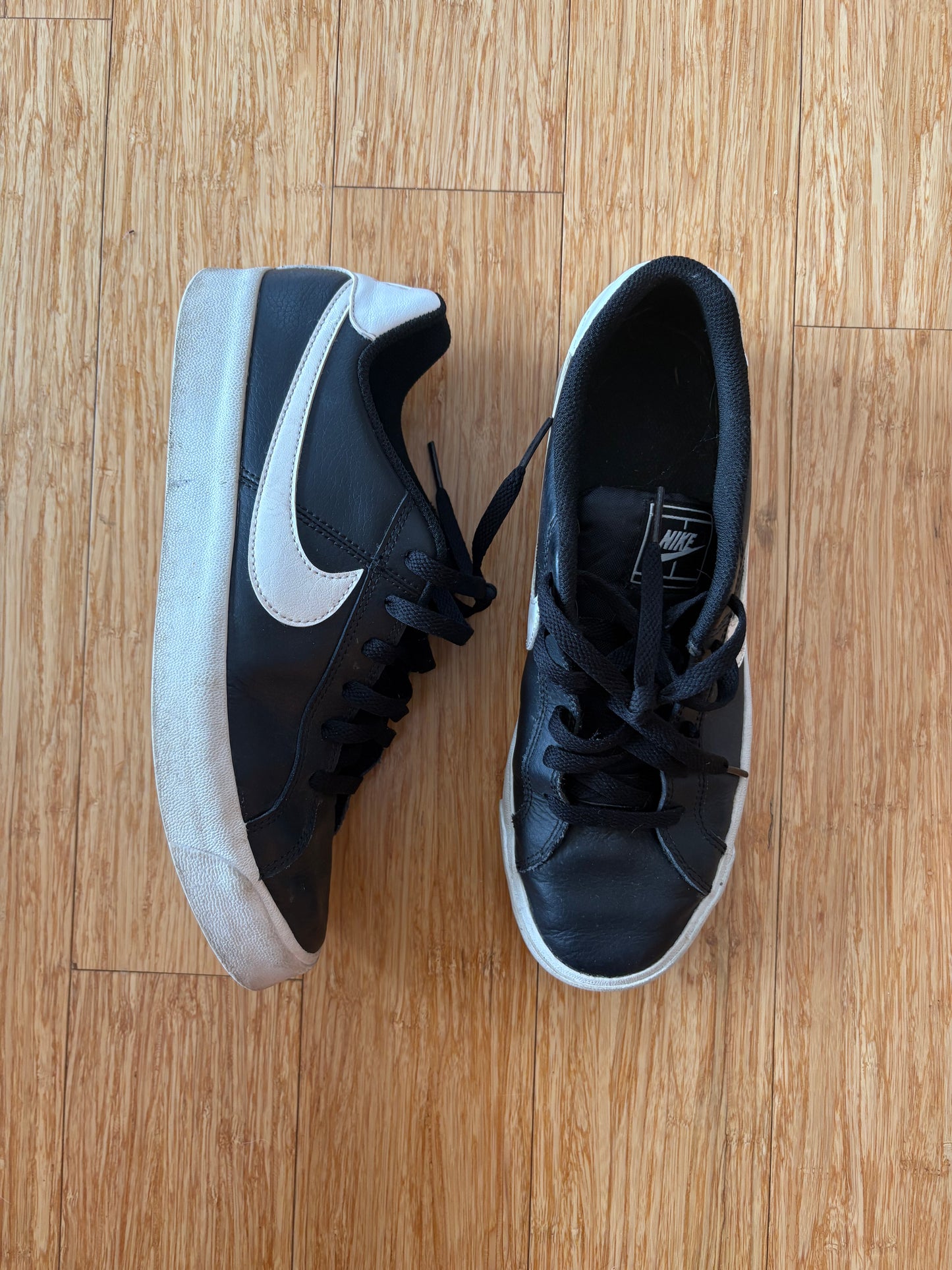 Women's Nike Sneakers - Size 9