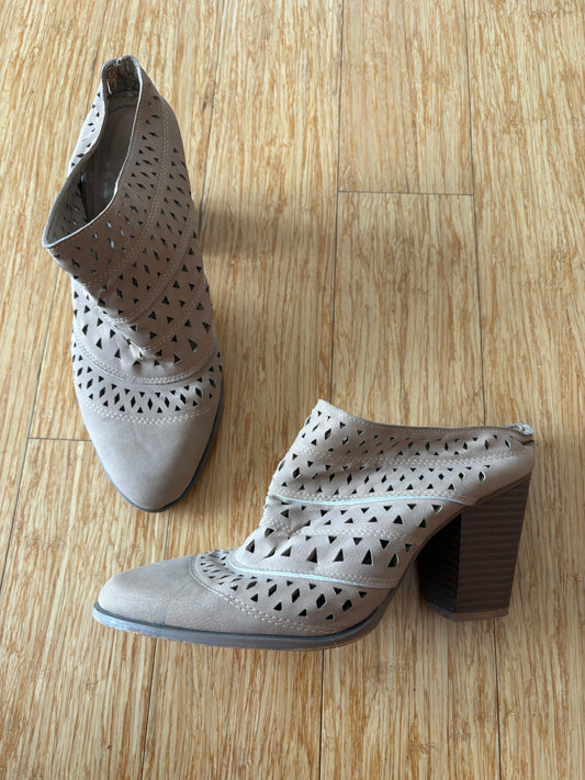 Yoki Cutout Mules - Size 9